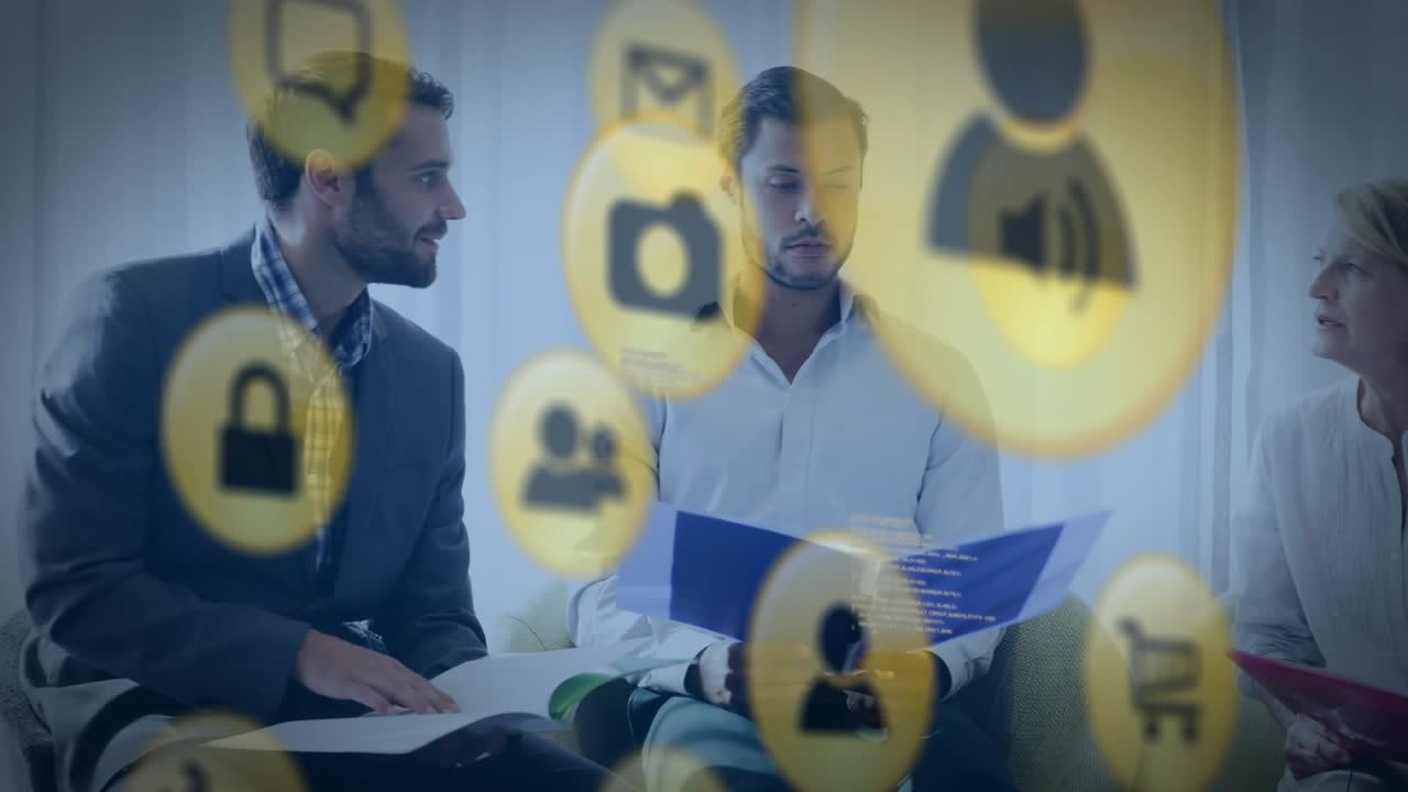 Video verticale: Un team di tre persone esamina cartelle aziendali, con icone gialle che appaiono e coprono i volti.