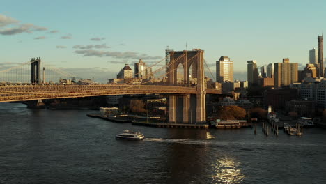 Passagierkreuzfahrtschiff-Unter-Brooklyn-Bridge.-Fliegen-Sie-über-Einen-Ruhigen-Fluss.-Stadtviertel-Im-Hintergrund.-Brooklyn,-New-York-City,-Vereinigte-Staaten