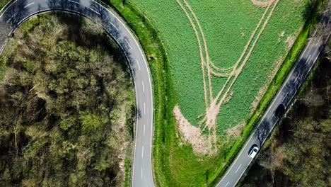 Topshot-Sobre-La-Carretera,-Dos-Autos-Conduciendo