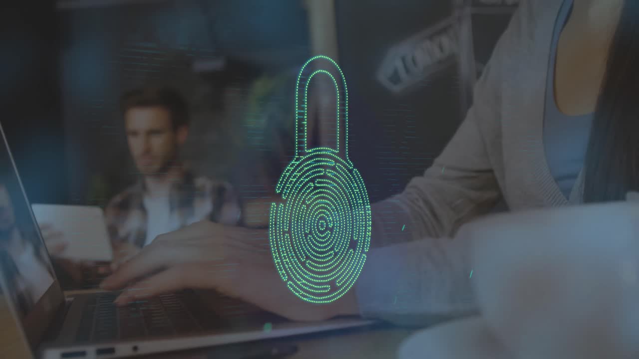 una mujer está usando una computadora portátil en un café