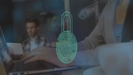 una mujer está usando una computadora portátil en un café