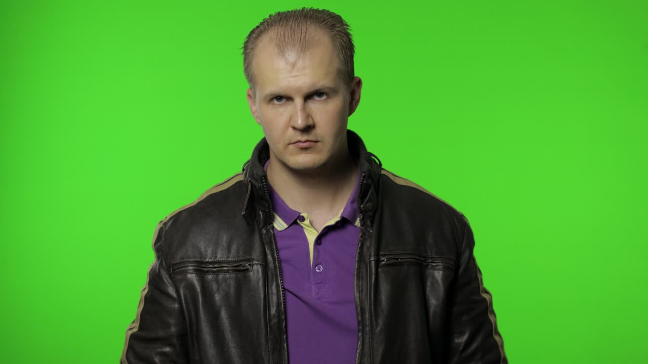 hombre rocker mostrando el gesto de parada con las manos. no, nunca, no le gusta y rechaza el signo. llave de croma