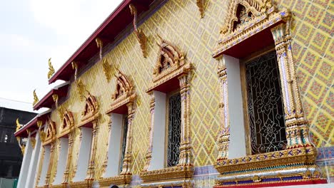 una vista detallada de la intrincada fachada del templo de wat pho, que muestra la arquitectura tradicional tailandesa con colores vibrantes y diseños ornamentados