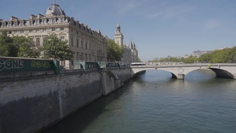 Puente-Pont-Saint-Michel-Que-Cruza-El-Río-Sena-En-París,-Francia,-Con-Turistas-Y-Tráfico-6