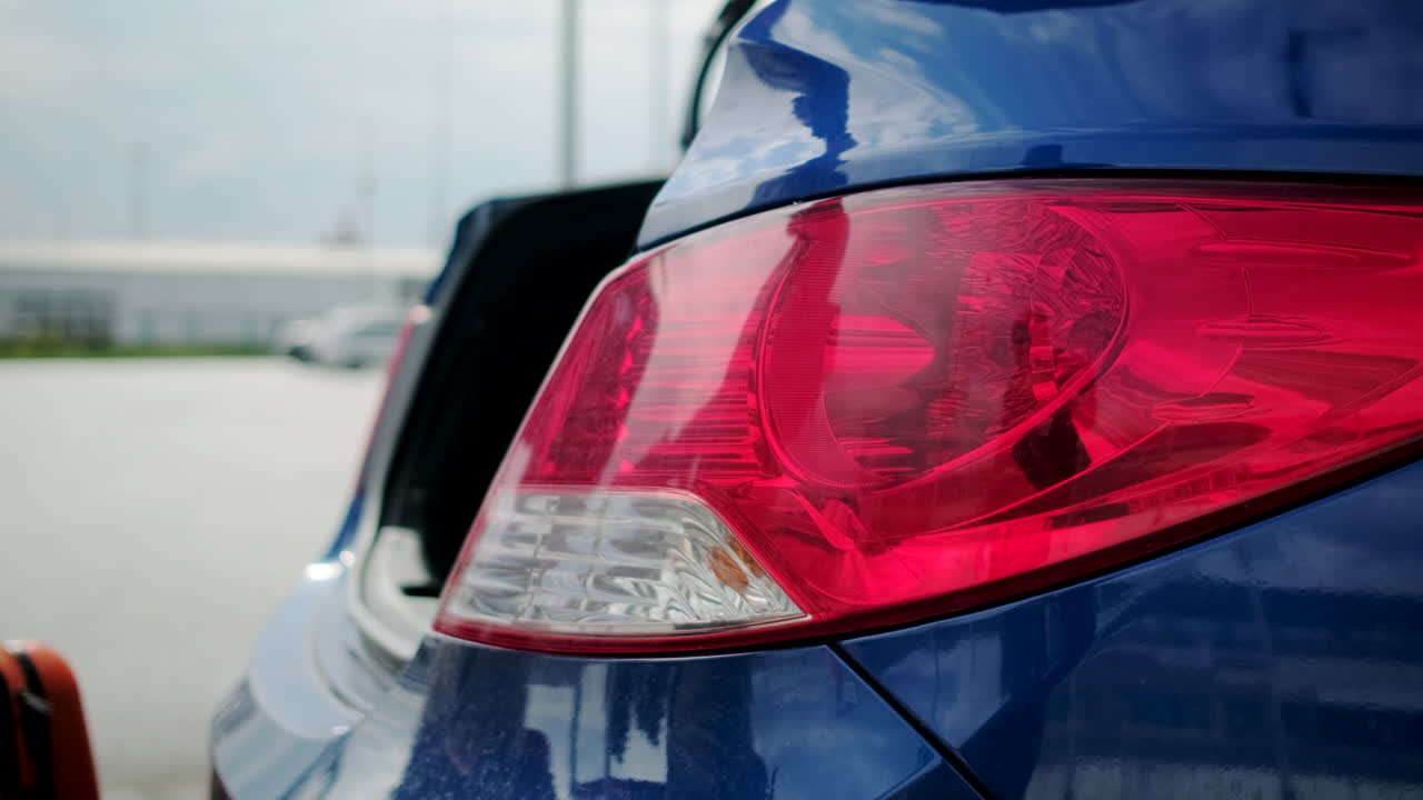 persona que abre el maletero del coche en el aeropuerto