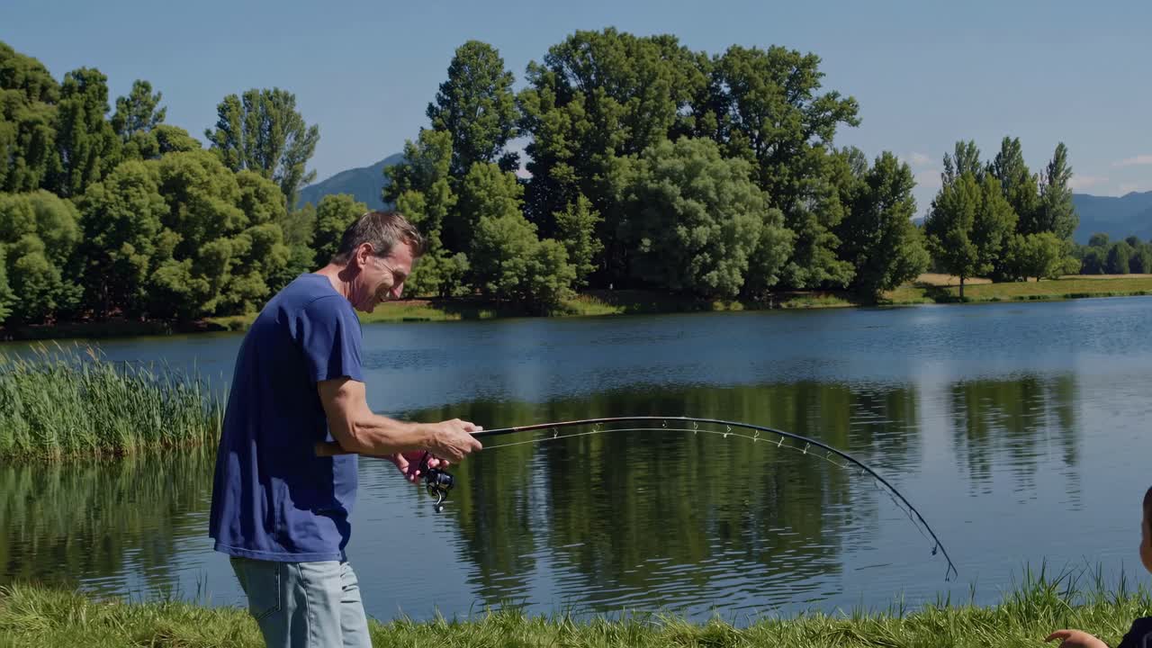Seorang pria memancing di tepi danau yang tenang, diambil dari sudut samping yang natural