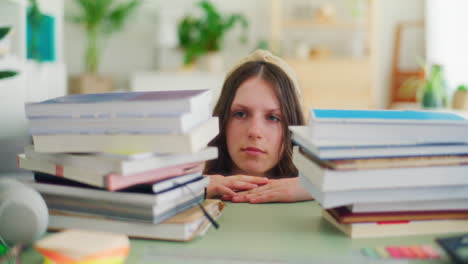 una joven estudiante abrumada con sus estudios y abrumada por las responsabilidades escolares