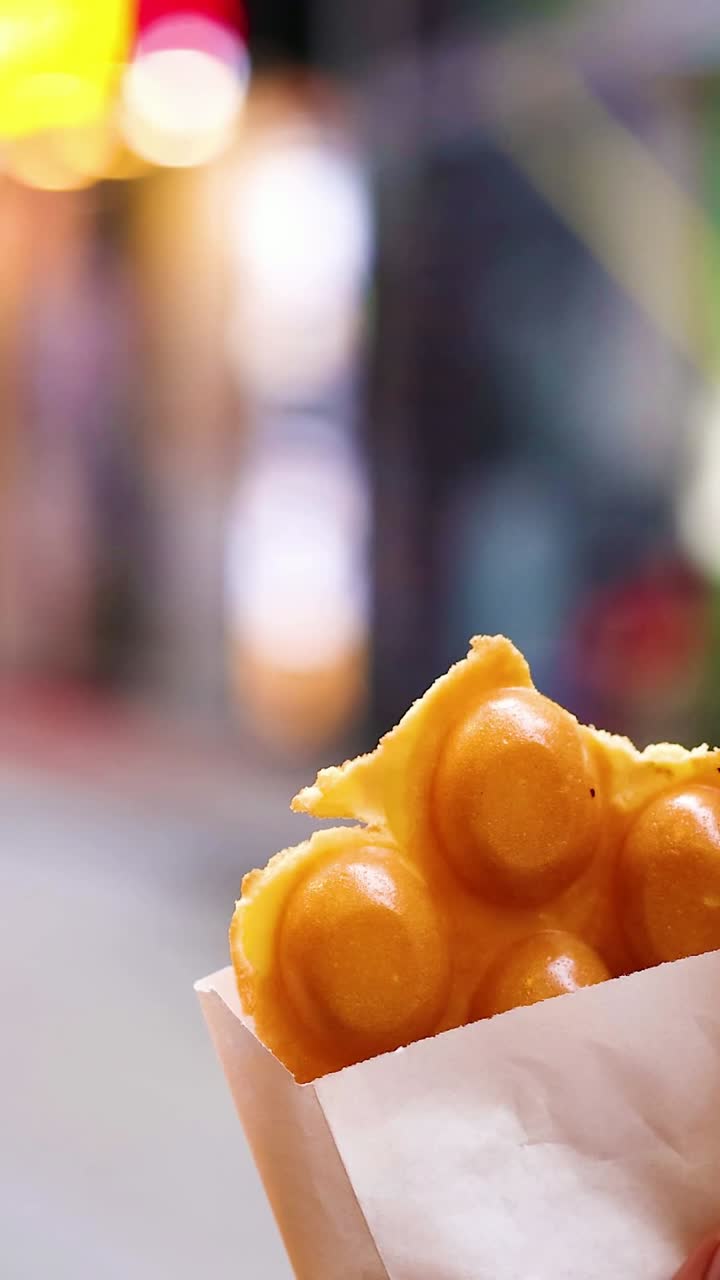 manos alcanzando para gafas de burbuja en la calle