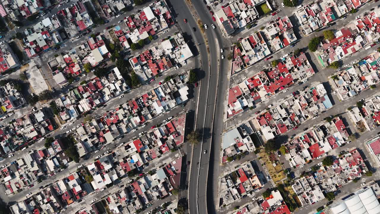 멕시코시티의 교외 지역인 에카테페크를 가로지르는 드론 여행