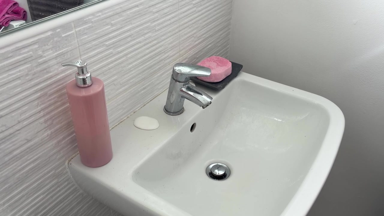 Temiz Ev İç Mekanında Beyaz Banyo Lavabosunun Yanında Pembe Sabun Şişesi