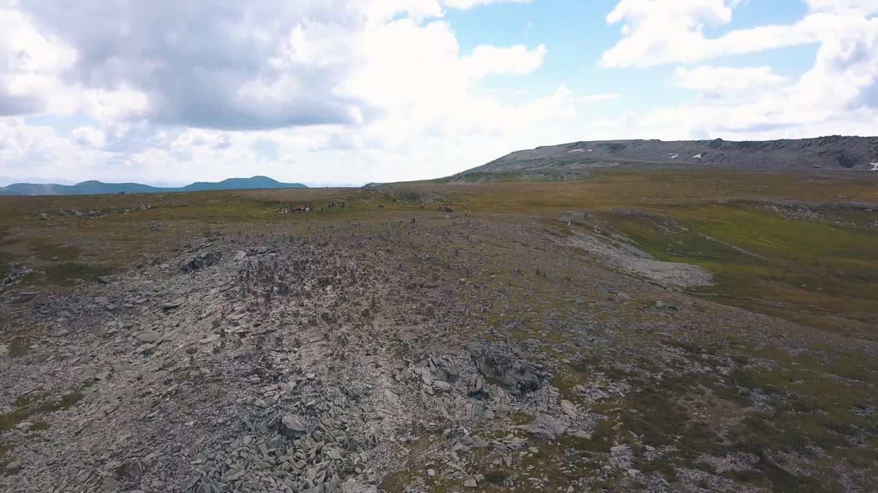 paisaje de alta montaña con excursionistas