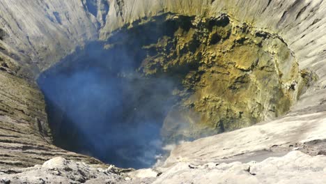 el humo se elevó desde el cráter bromo, el volcán activo humeante, parque nacional tengger semeru en el este de java, indonesia