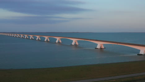 Antenne:-Die-Berühmte-Zeelandbridge-Während-Des-Sonnenuntergangs