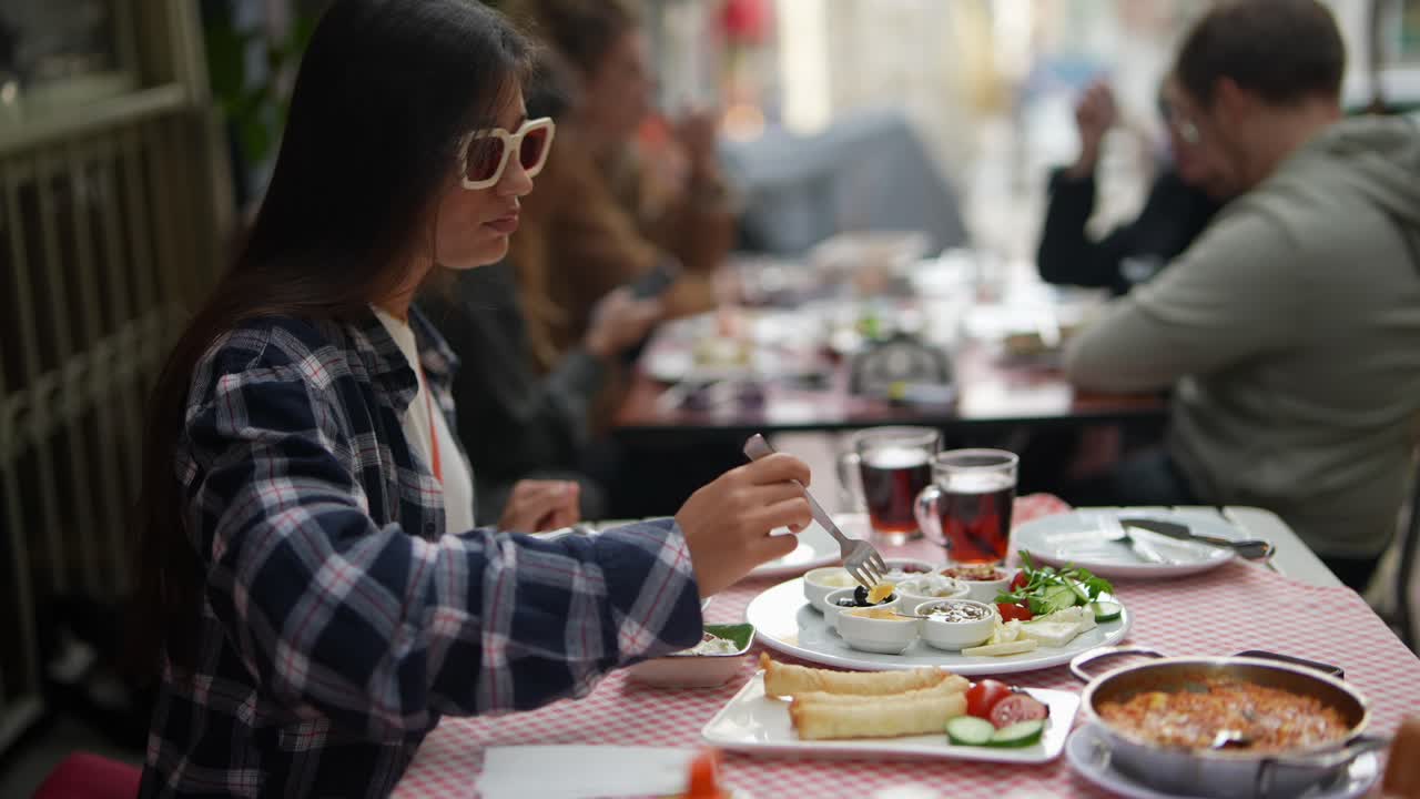 전통적인 터키 아침 식사를 즐기는 여자
