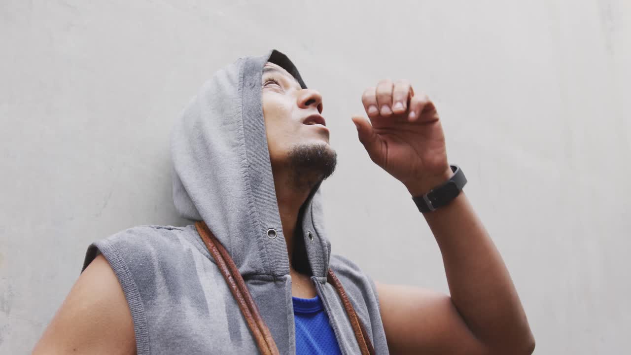 vista lateral hombre con pierna protésica mirando hacia arriba