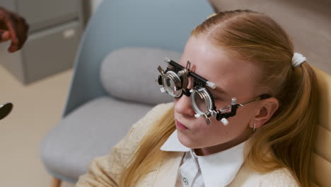 niña haciendo un examen de ojos.