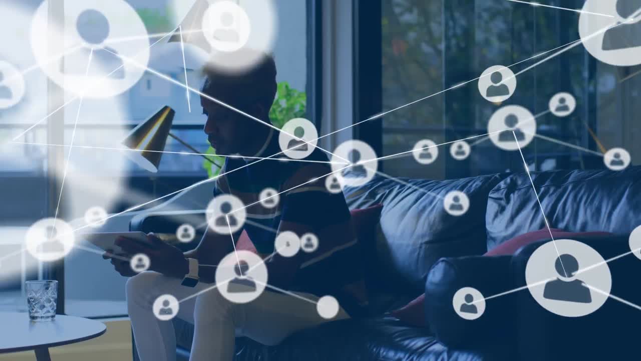 태블릿을 사용하는 아프리카계 미국인 사업가에 대한 아이콘과의 연결 네트워크의 애니메이션