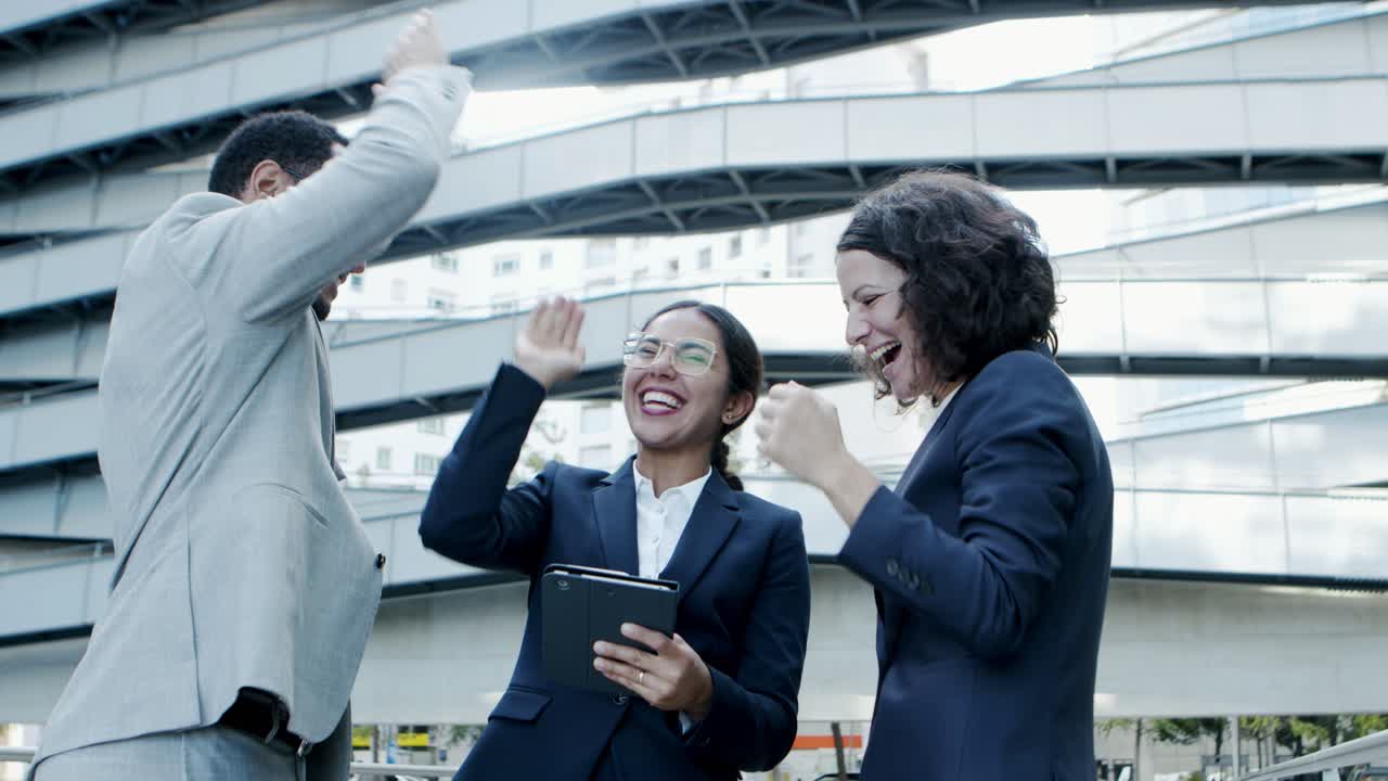 Profesionales entusiasmados chocando los cinco