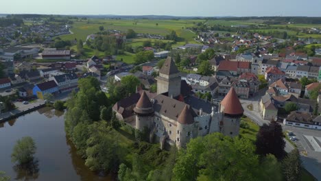 Impresionante-Vuelo-De-Vista-Aérea-Superior-Austria-Castillo-De-Heidenreichstein-En-Europa,-Verano-De-2023