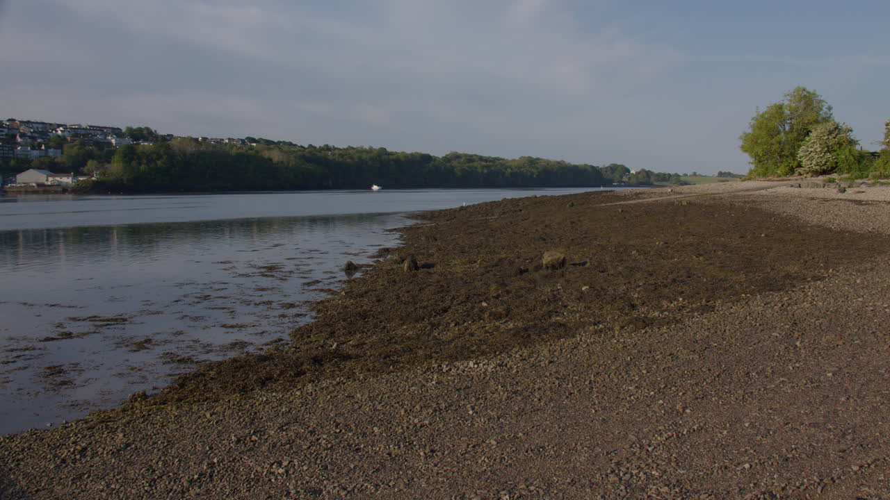 Breed shot dat omlaagkijkt over de Menai Strait bij eb, met zicht op drooggevallen zandbanken
