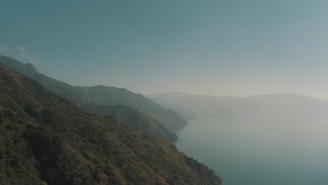 Drohne-Luftaufnahme-Des-Atitlan-Sees-Und-Der-Berge-An-Einem-Bewölkten-Morgen-In-Guatemala