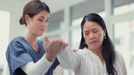 Physiotherapeutin,-Ärztin-Und-Asiatische-Frau-Dehnen-Sich