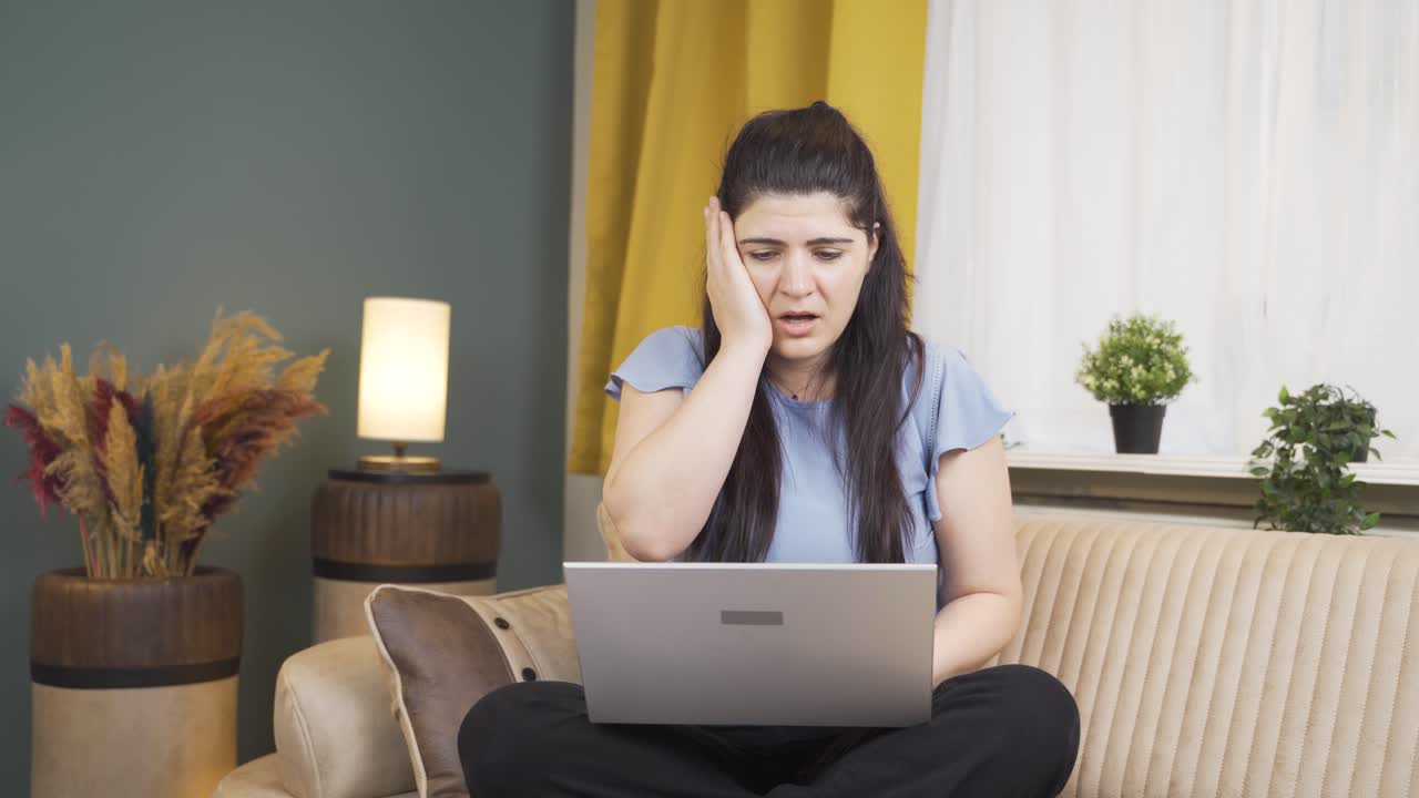 la mujer fracasada está frustrada.