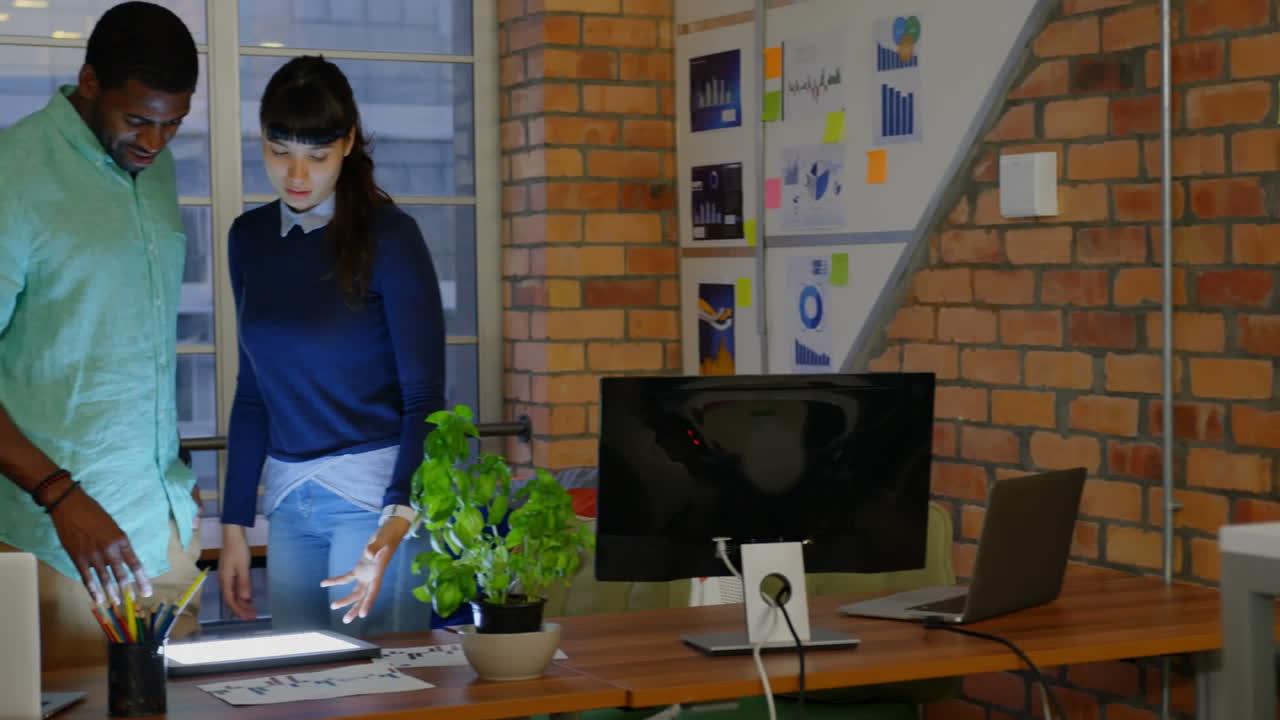 animación de la red de iconos digitales sobre colegas de negocios en la oficina