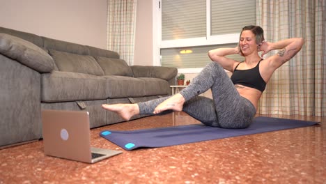 Woman-doing-crunches-at-home-during-online-crunches-class