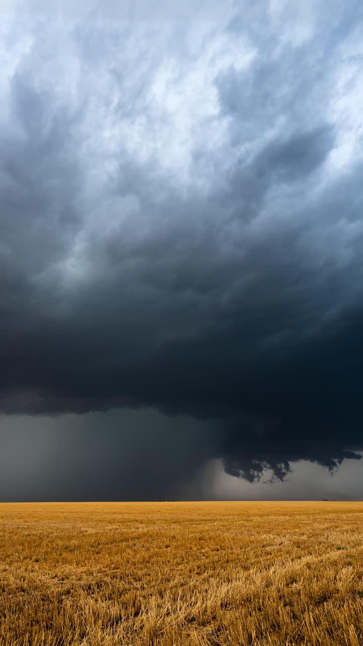 Tunge stormskyer samler sig før tordenvejr med regn, vind og ildevarslende dramatisk himmel udendørs