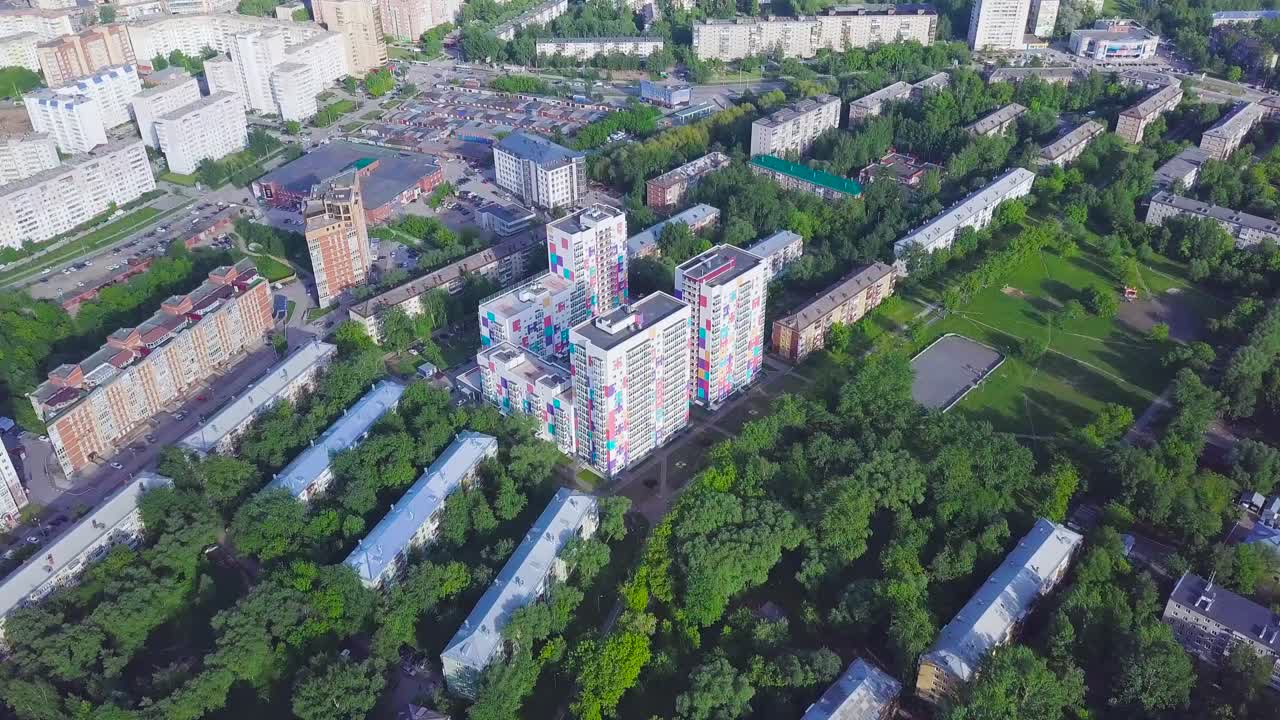 다채로운 아파트 건물 들 이 있는 도시 풍경 의 공중 풍경