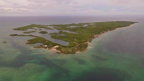 Tintipan,-Eine-Karibische-Insel-Voller-Mangroven-Mitten-Im-Meer