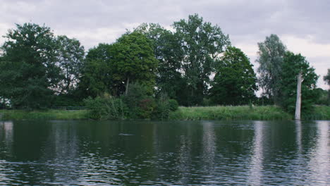 Wide-shot-of-the-Danube-near-Ulm,-Germany