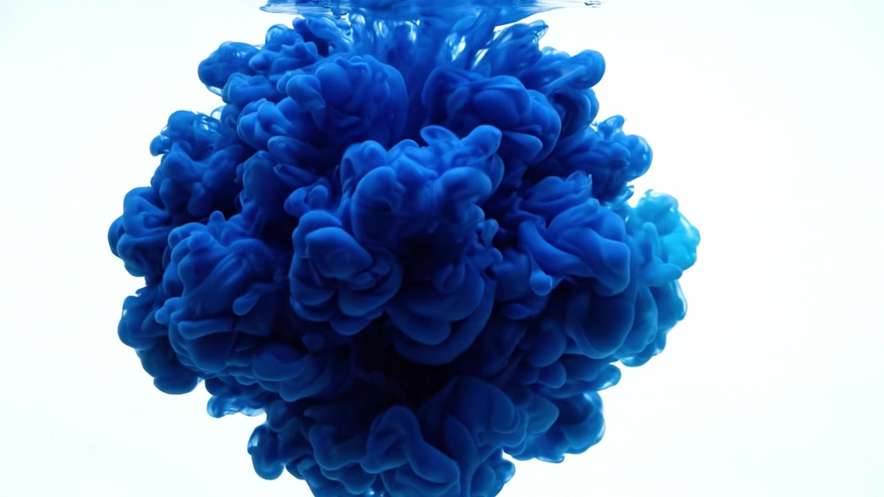 Dispersione dinamica di inchiostro blu nell'acqua catturata in fotogrammi mozzafiato, che mostra i bellissimi vortici e motivi creati dal movimento del fluido.