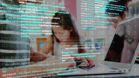 animación del procesamiento de datos sobre un hombre caucásico usando una computadora portátil