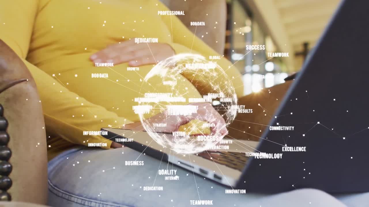 animación del globo con procesamiento de datos sobre mujer embarazada caucásica usando portátil