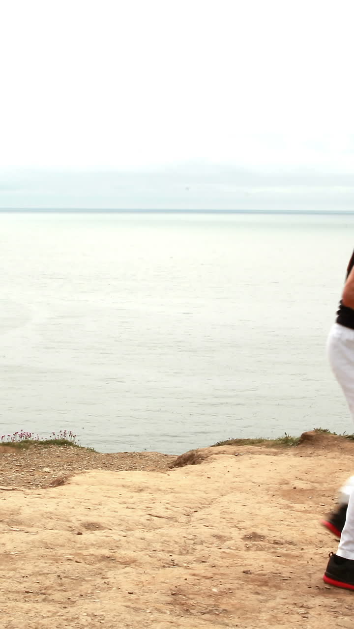 hombre en forma practicando artes marciales