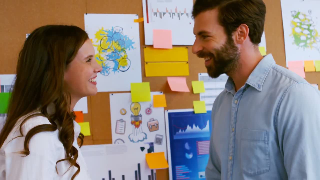 ejecutivos discutiendo sobre notas adhesivas y gráficos de negocios en la oficina