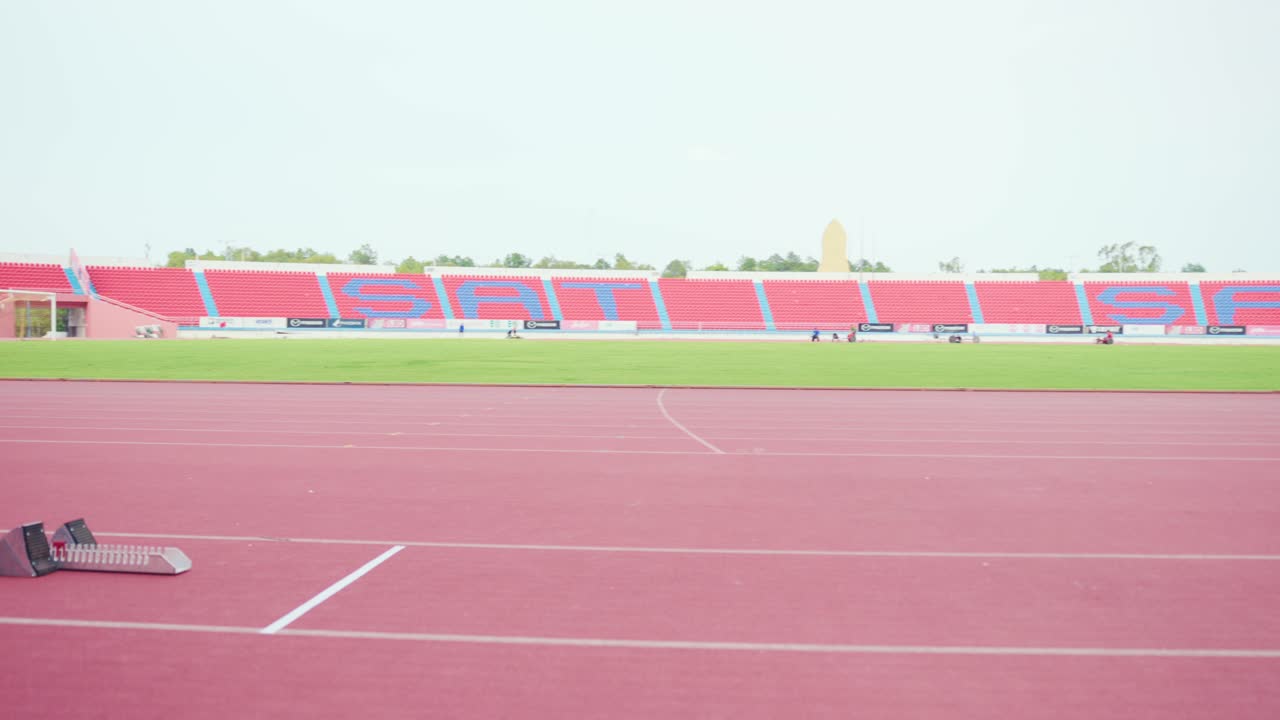 경기장 에서 스프린트 경주 를 준비 하는 패라 운동 선수