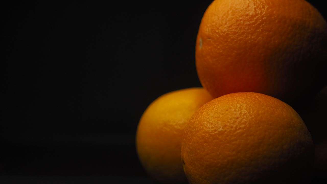 toma estática de fruta naranja, fondo negro, marcador de posición de texto