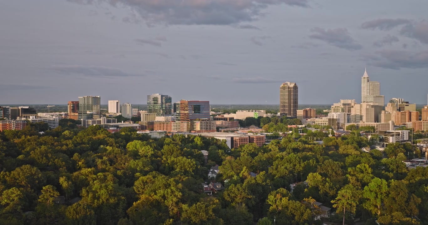 Raleigh North Carolina, sorvolo aereo v25 a bassa quota da Dorothea Dix Park e Boylan Heights verso il Warehouse District e il centro città al tramonto - Ripreso con Inspire 3 8k - 30 settembre 2023