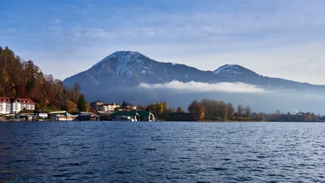 timelapse tranquilo de montañas nevadas de fondo en los alpes con tegernsee en primer plano