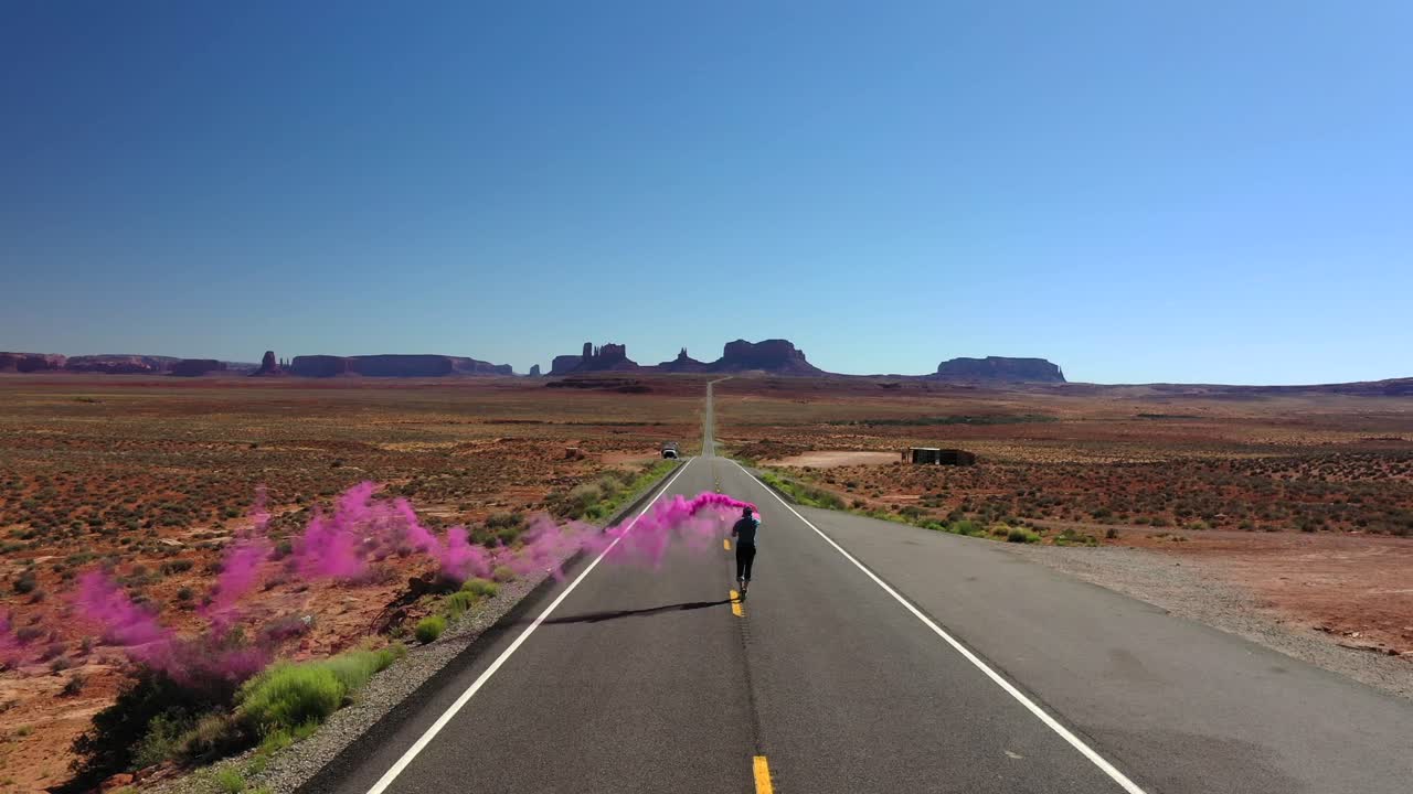 연기 신호를 들고 유타의 고속도로에서 달리는 남자