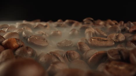 el humo translúcido se disipa sobre los granos de café oscuros. sabor agradable de café negro fuerte. efecto vigorizante y tónico.