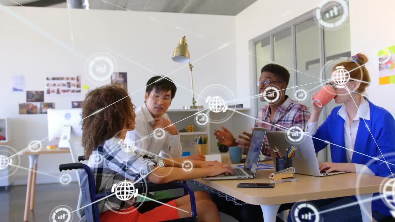 다양한 동료들이 사무실에서 함께 토론하는 디지털 아이콘 네트워크의 애니메이션