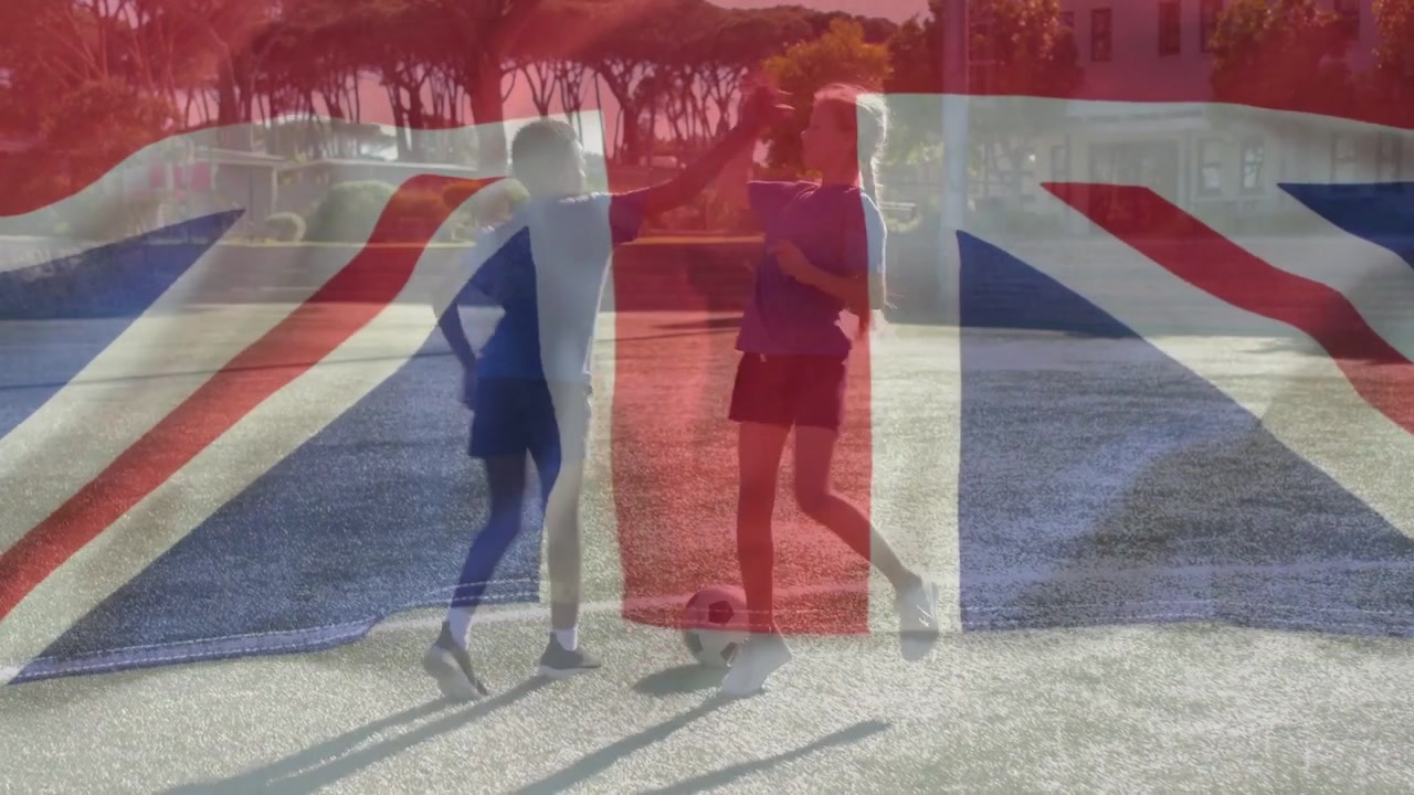 Vrouwelijke dribbeltraining, man ontvangt en retourneert nadat de bal verschijnt, met Union Jack als overlay.