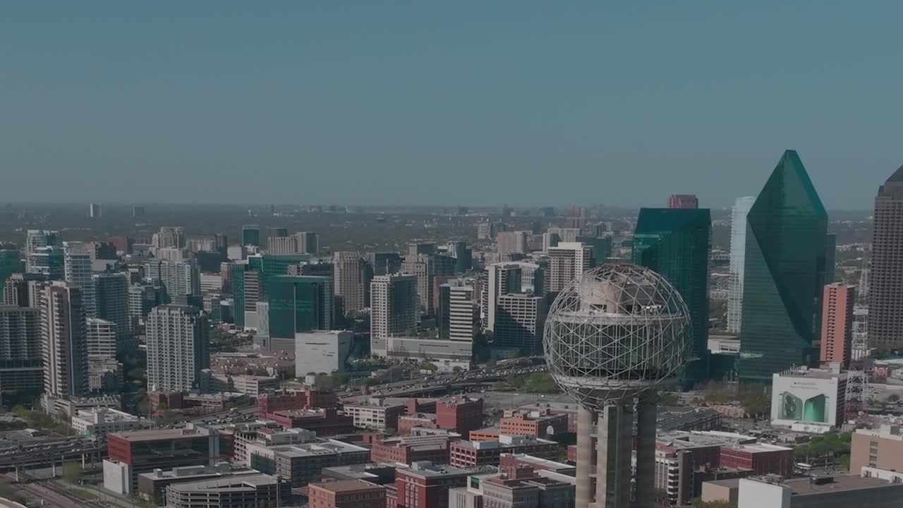 Vista del centro di Dallas con skyline e vita cittadina dall'alto