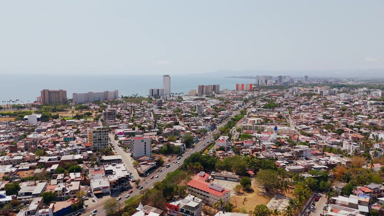 Veduta aerea panoramica dello sviluppo urbano in crescita e della costa di Puerto Vallarta, Messico