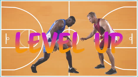 animación de palabras de nivel en rosa y naranja sobre dos jugadores masculinos sobre la cancha de baloncesto