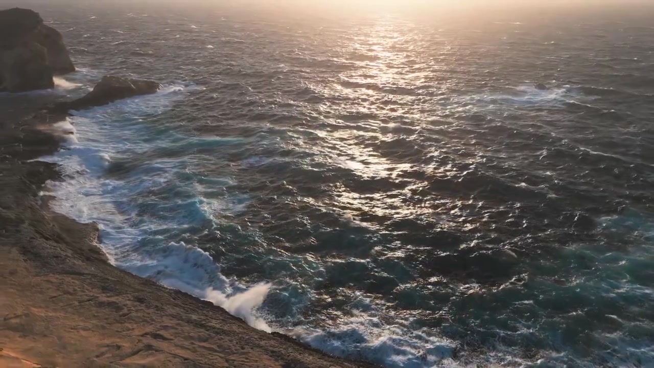 Ripresa con drone della costa di Malta. Onde del Mar Mediterraneo e scogliere